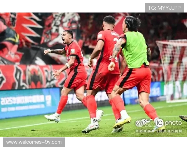 上海足球赛事精彩纷呈 球迷热情高涨见证激烈对抗